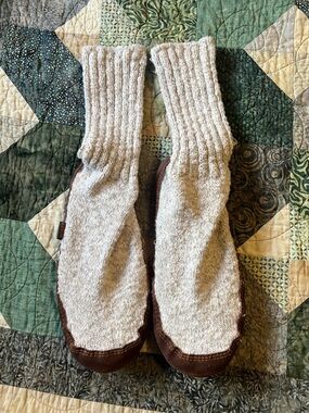 Acorn Cream wimens Slipper Socks with Brown Suede Soles